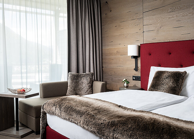 AMERON Davos Swiss Mountain Resort Comfort Premium Zimmer Bett seitlich