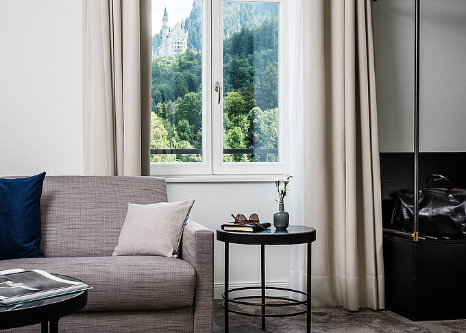 AMERON Neuschwanstein Alpsee Resort & Spa Zimmer Lisl Deluxe Wohnbereich