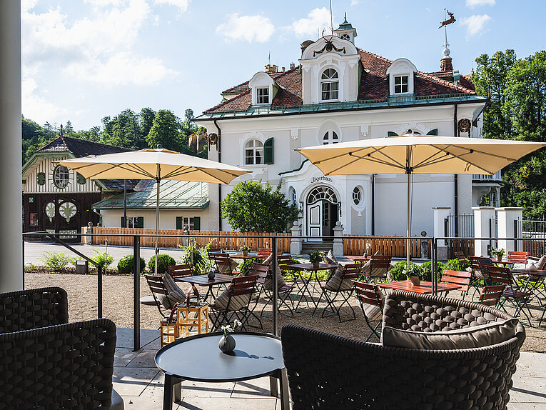 AMERON Neuschwanstein Alpsee Resort & Spa Restaurant Bar Ludwig terrasse im Sommer