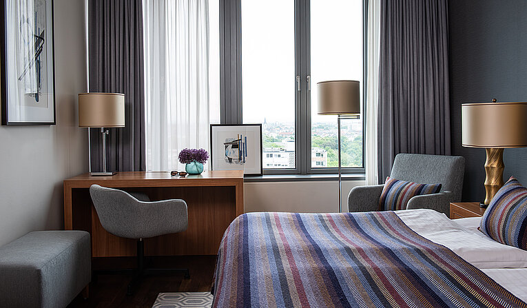 AMERON Köln Hotel Regent Premium Zimmer Schreibtisch und Bett