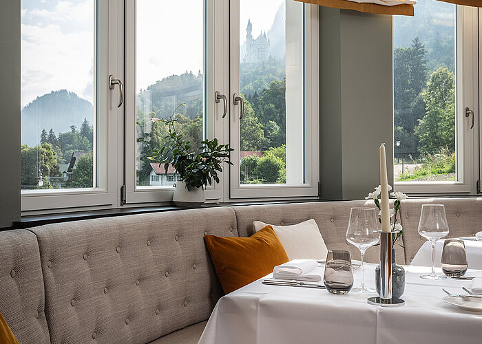 AMERON Neuschwanstein Alpsee Resort & Spa Restaurant Lisl mit Bergblick