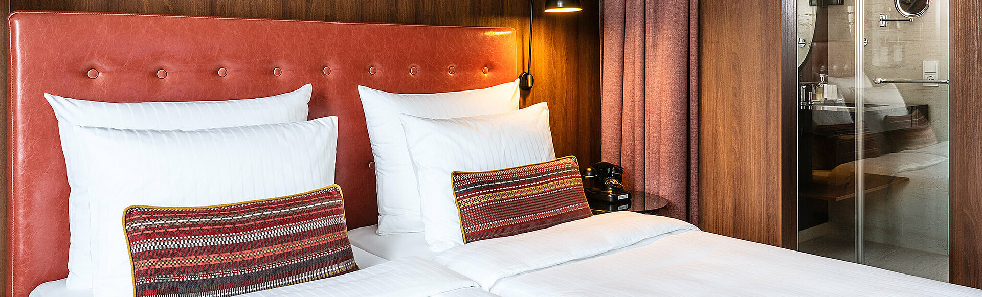 AMERON Hamburg Hotel Speicherstadt Comfort Zimmer Bett seitlich und Badblick